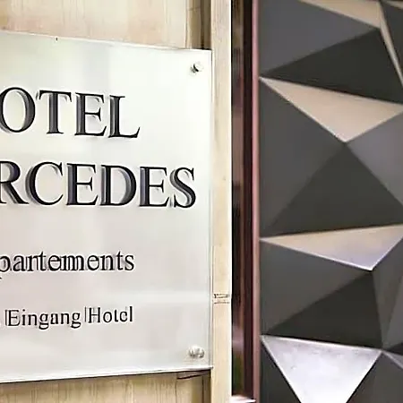 Mercedes - Self Check-in Hotell Bonn