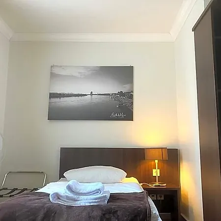 Mercedes - Self Check-in Hotel Bonn