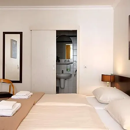 Mercedes - Self Check-in Hotell Bonn